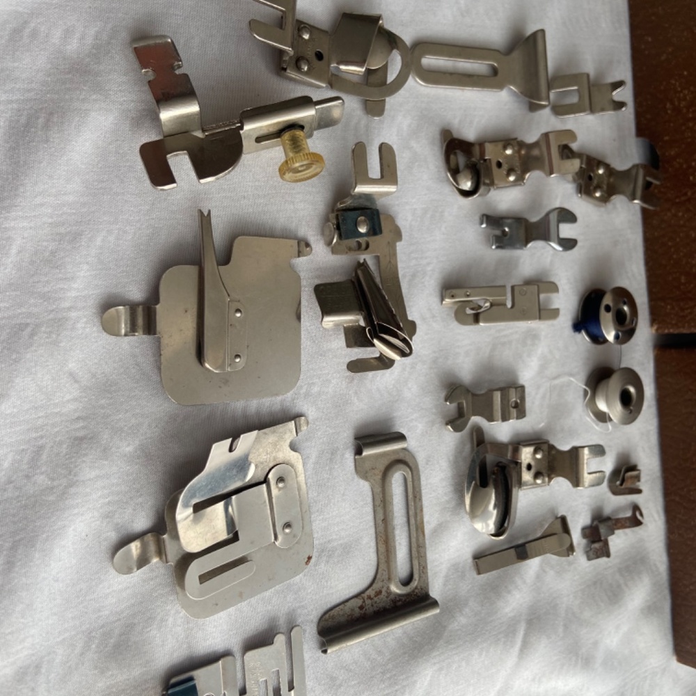 Singer Featherweight Sewing Machine - Picture 6 of 10